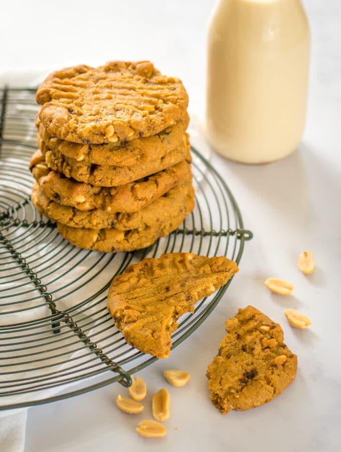 A pile of vegan cookies